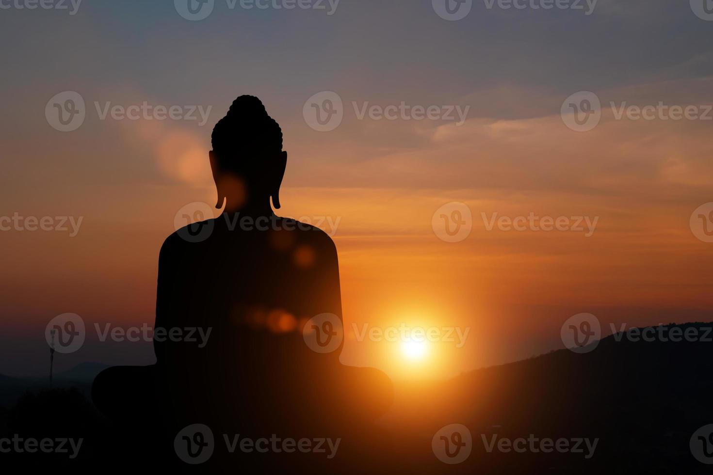 silhouet van Boeddhabeeld bij zonsondergang hemelachtergrond. boeddhistische heilige dagen concept. foto