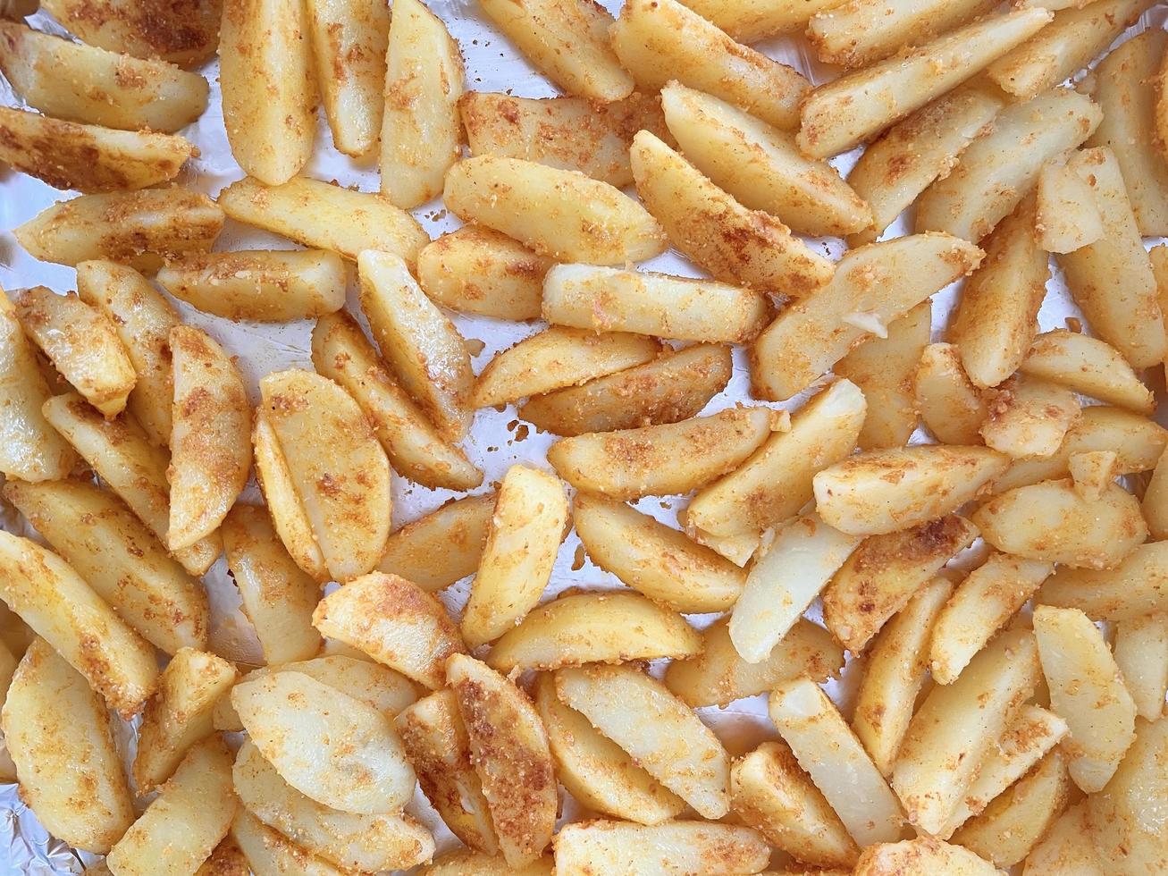 gebakken platte aardappelen. gebakken aardappelen uit de oven. eten, calorieën foto