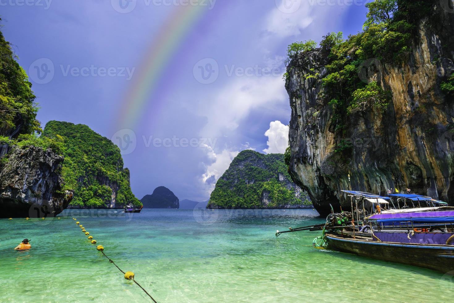 krabi, thailand-maya baai strand op phi phi ley eiland schone witte zandstranden en smaragdgroene sea.rainbow in het midden van de zee. foto