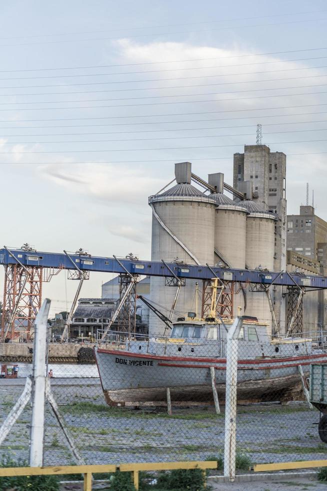 vissersschip, silo erachter, in de haven van Queequen foto