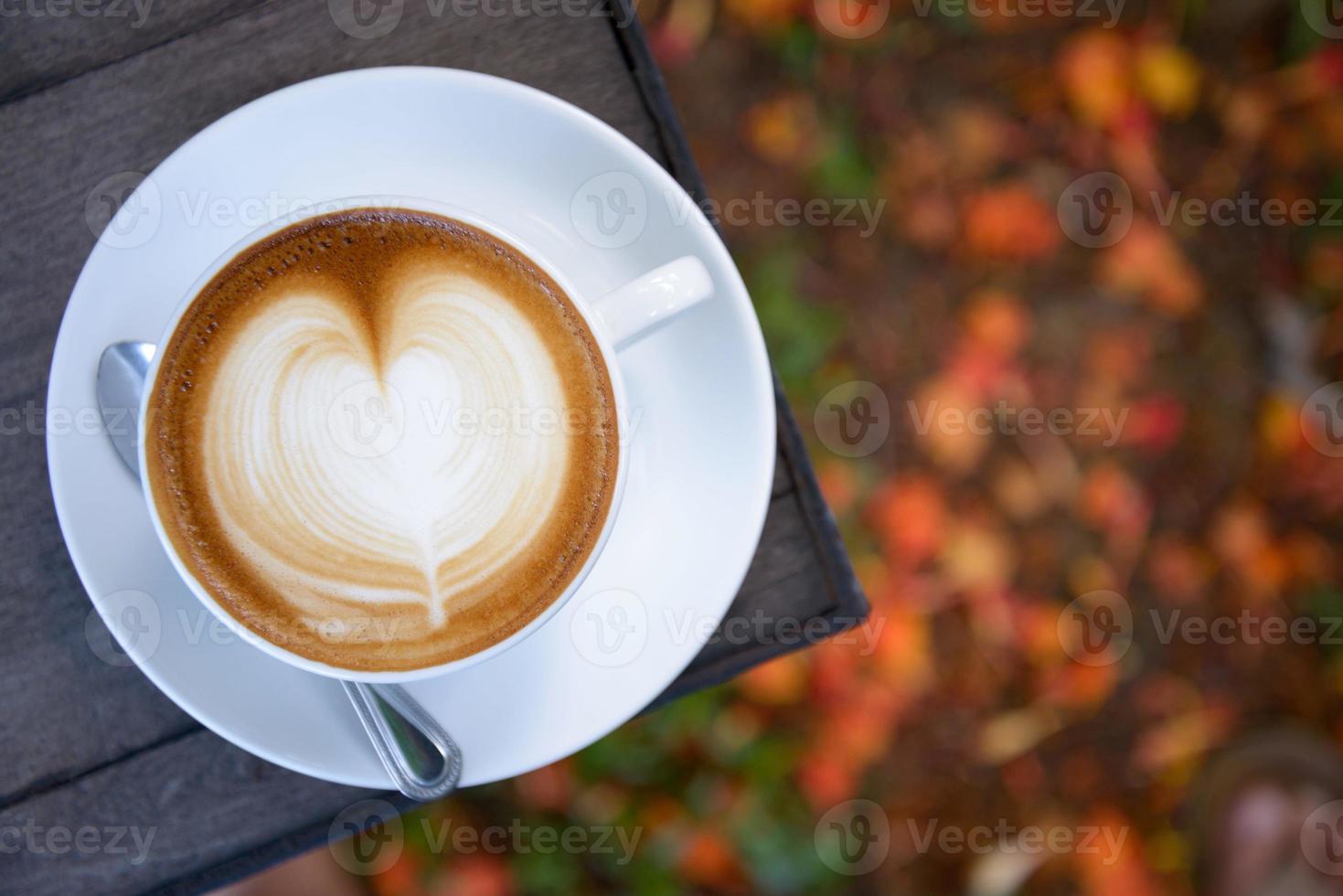 latte art koffie met hartvorm foto