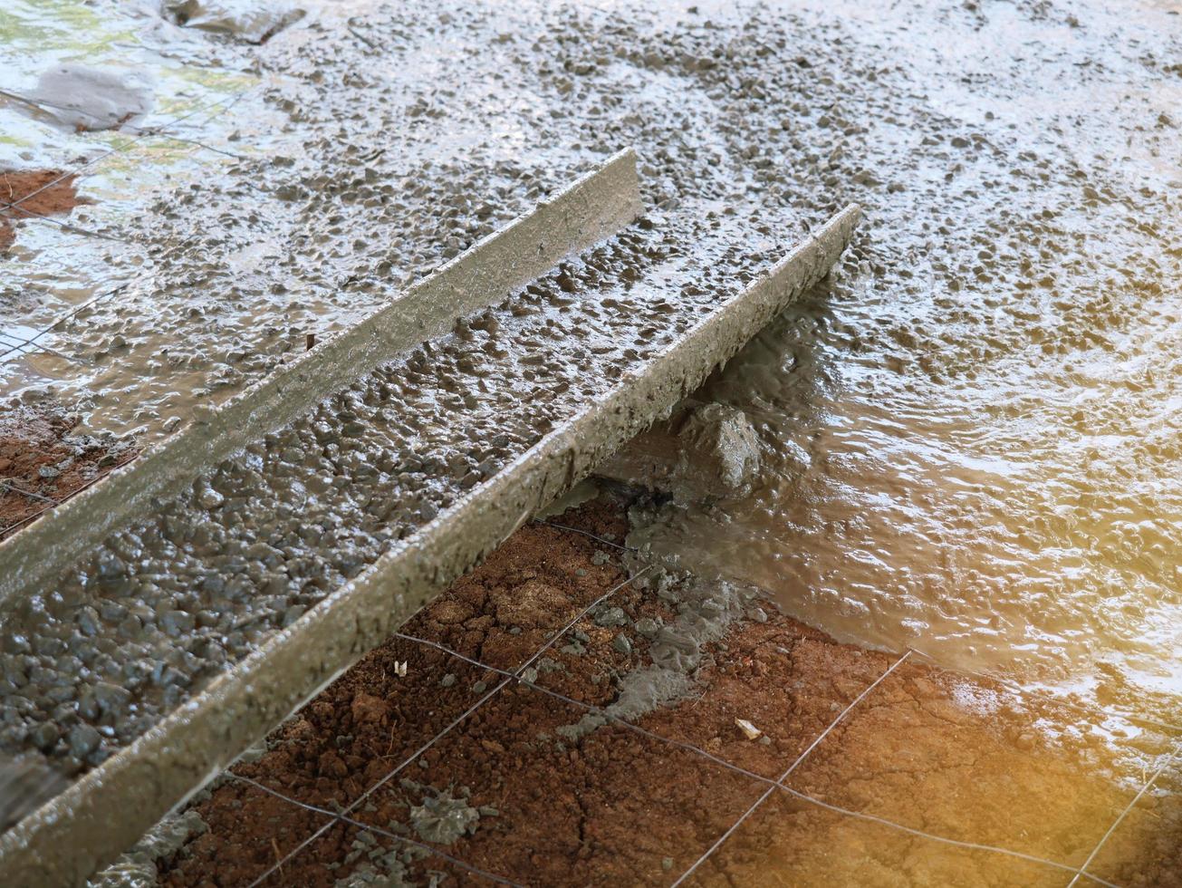 giet het afgewerkte cement in een medium gebied. foto