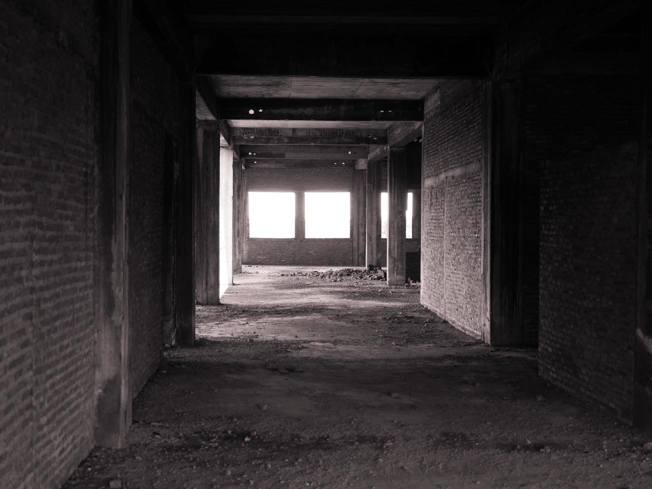 de bakstenen muren van de oude verlaten gebouwen zijn eng. foto