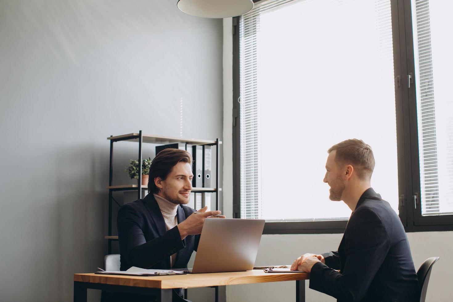 recruiter tijdens zakelijk sollicitatiegesprek op kantoor met mannelijke kandidaat foto