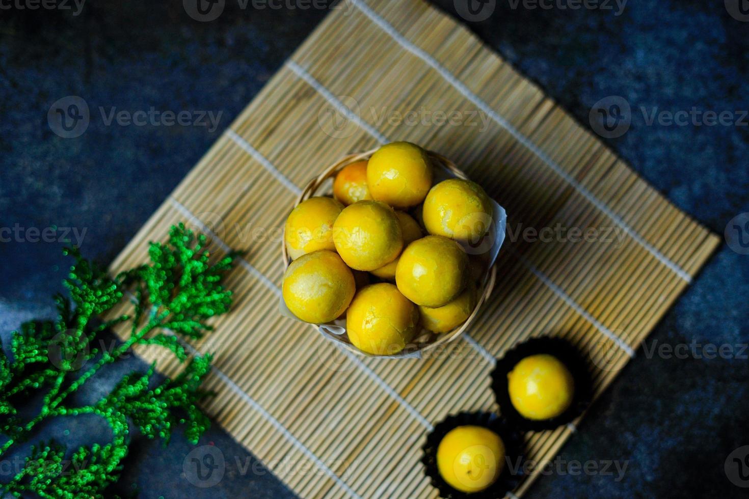 nastar is een typisch Indonesische cake gemaakt van tarwebloem gevuld met ananasjam foto