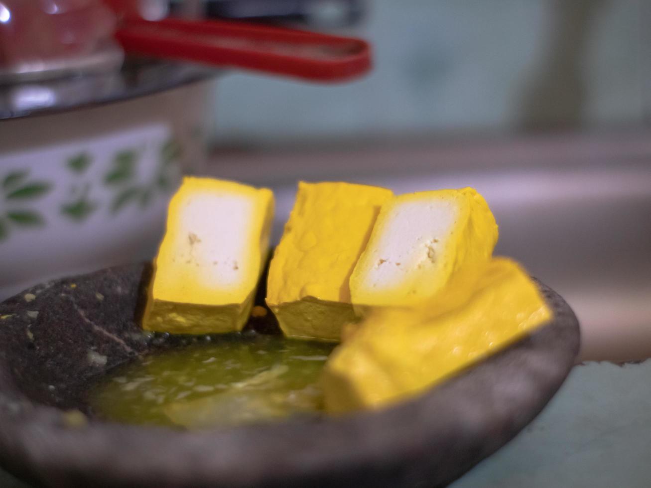 gele tofu is klaar om te serveren foto