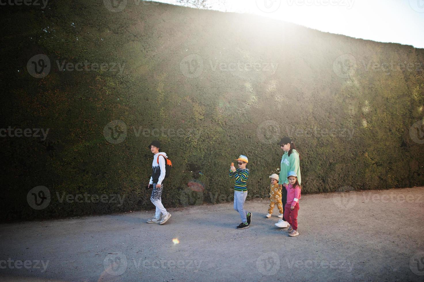 moeder met vier kinderen in lednice park, tsjechische republiek. foto