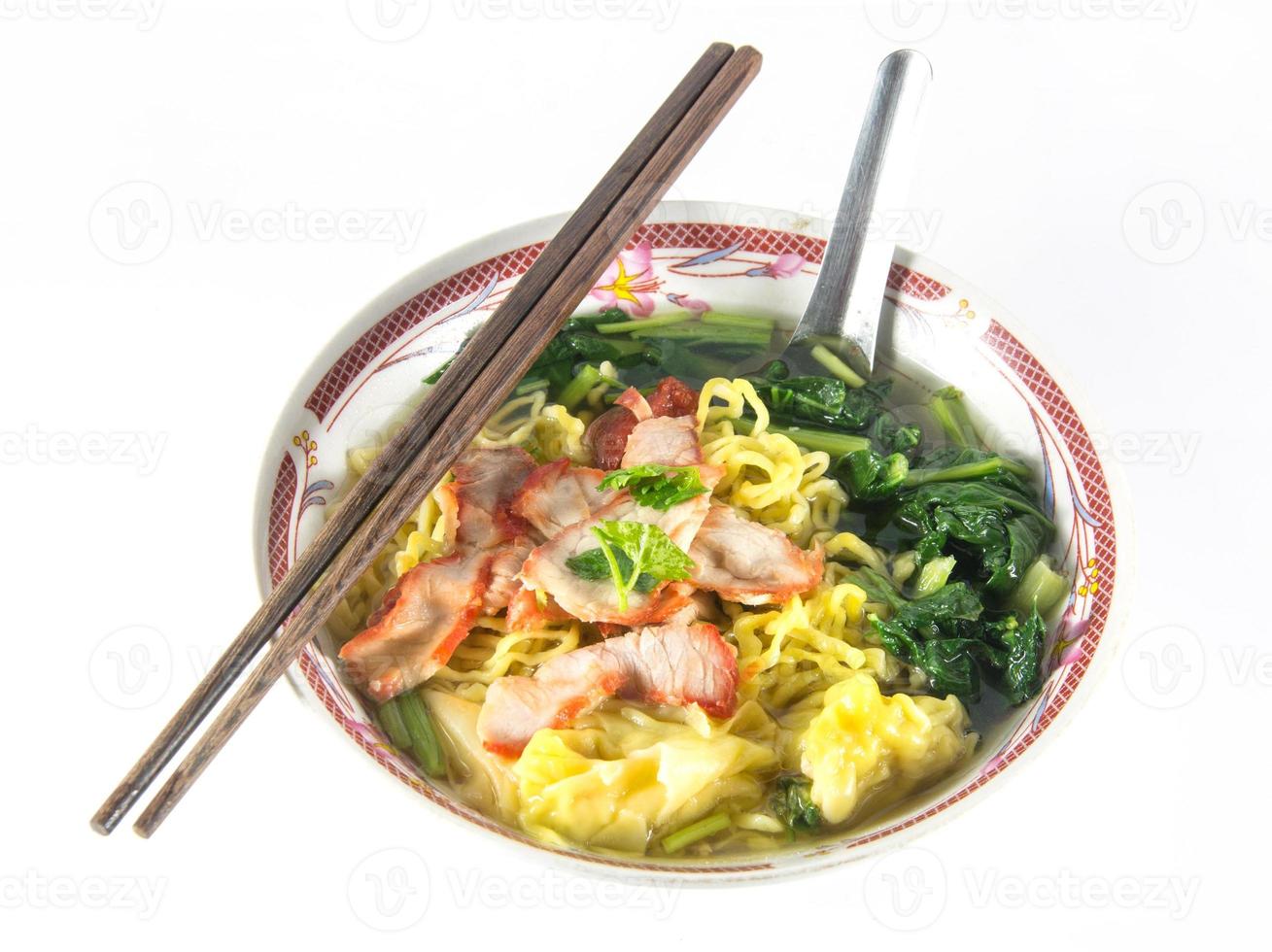 Chinees eten, wonton en noedels voor traditioneel gastronomisch knoedelbeeld foto