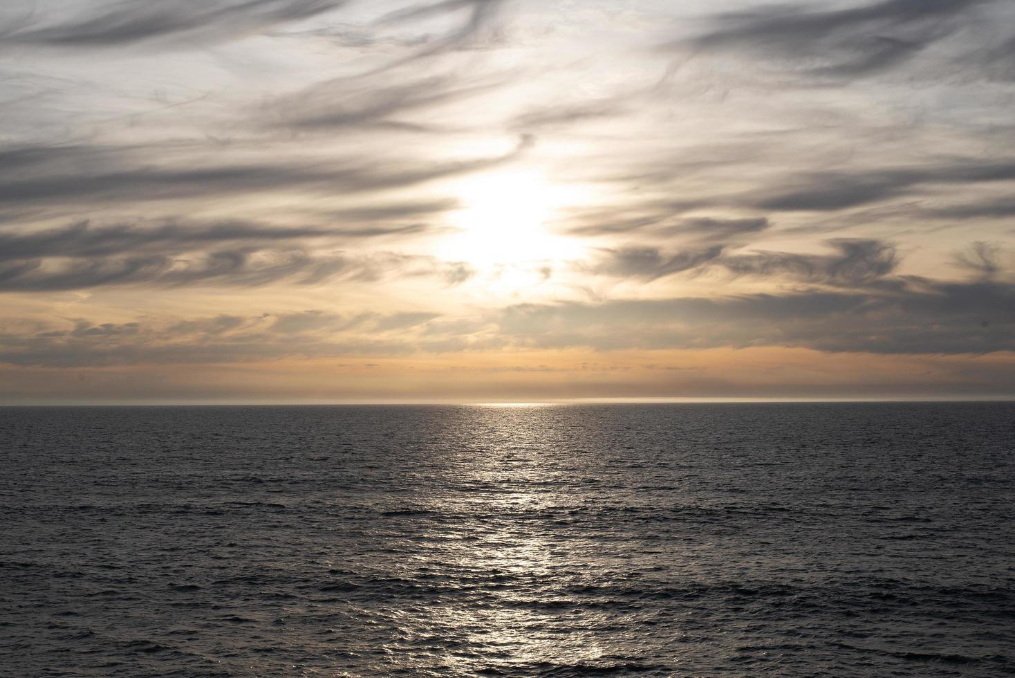 geel roze bewolkt Stille Oceaan zonsondergang foto