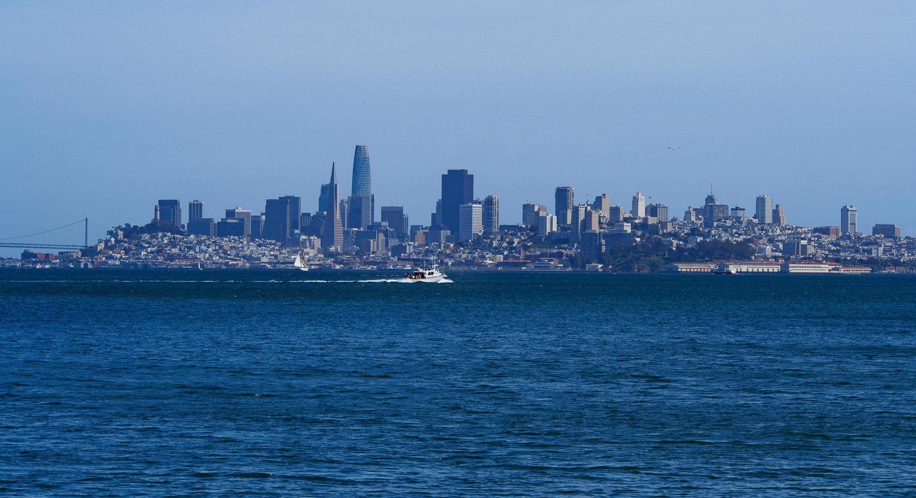 helderblauw water, de skyline van san francisco onder een helderblauwe lucht foto