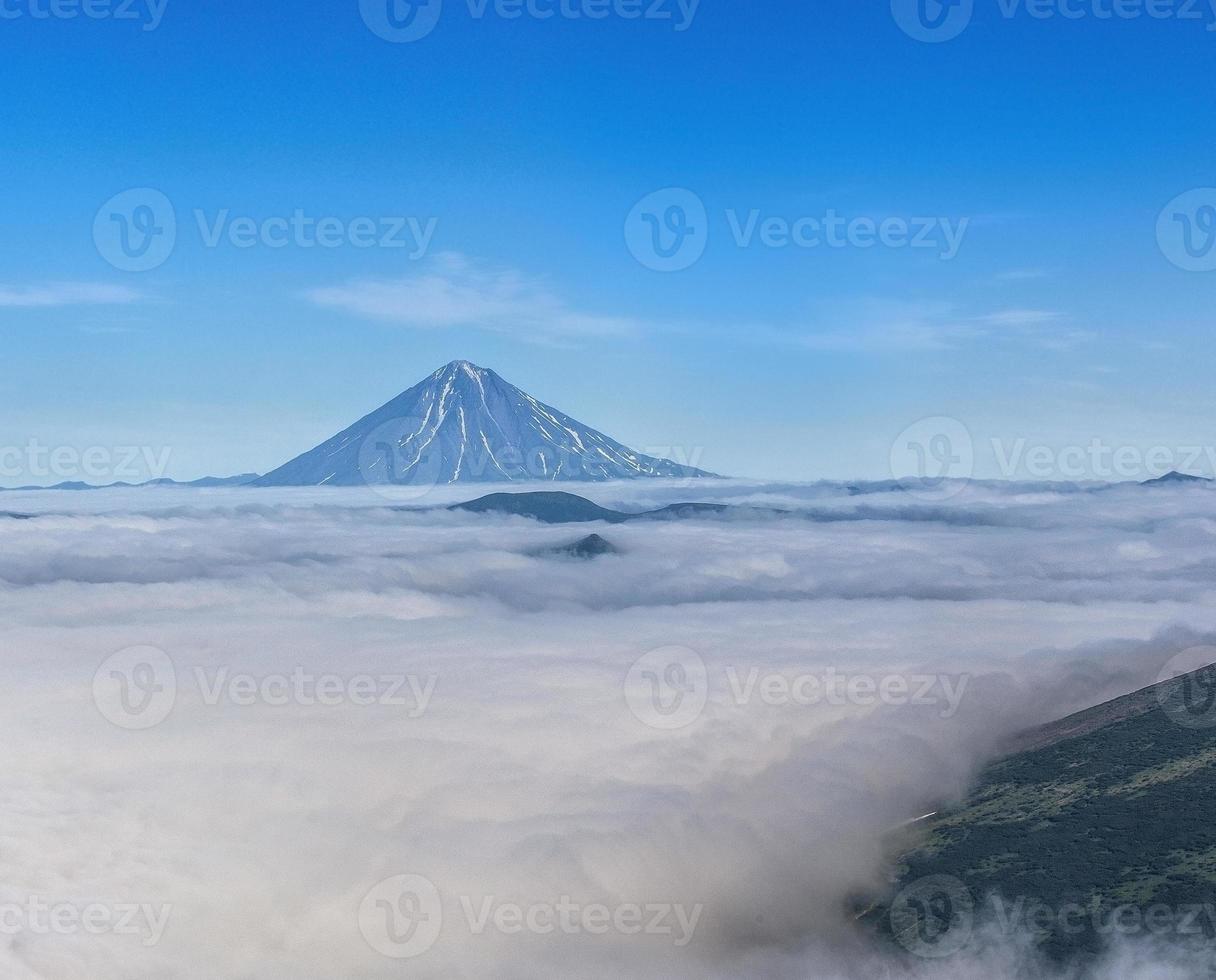 vulkanen op het schiereiland Kamtsjatka foto