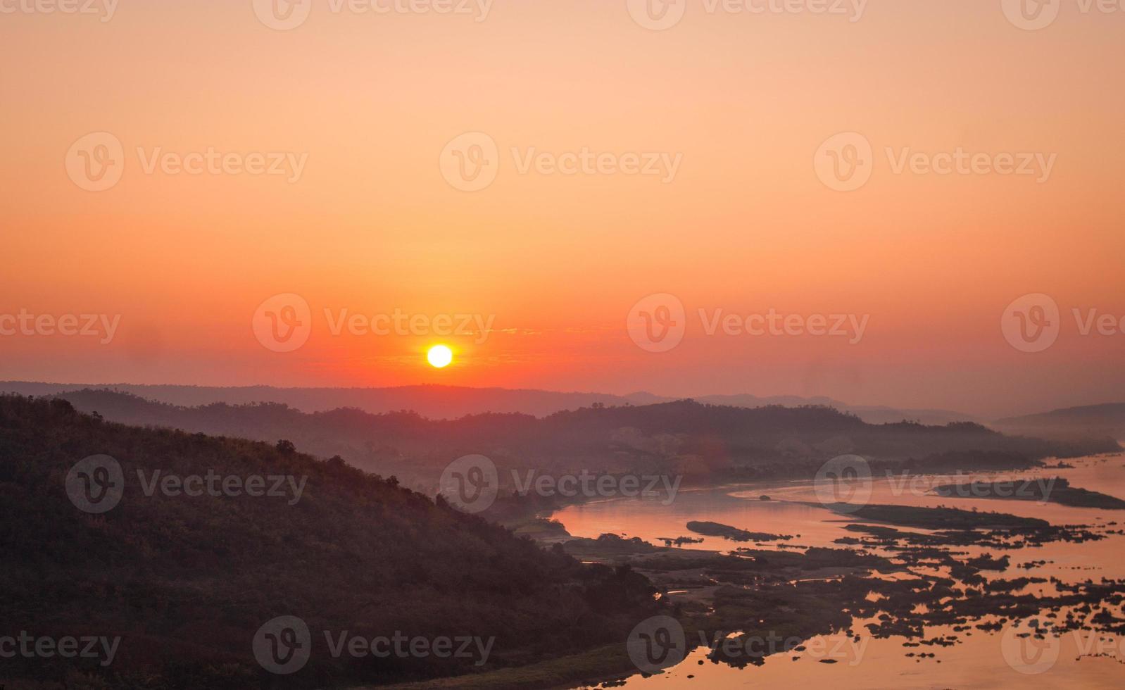 zonsondergang op de berg. zonsondergang oranje hemel achtergrond foto