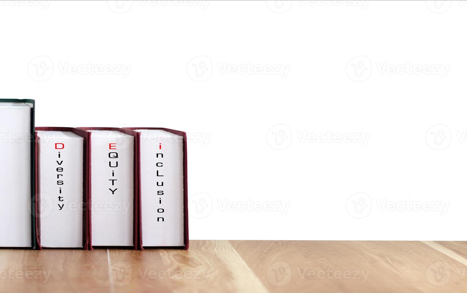 boeken met woorden dei, diversiteit, gelijkheid, opname op houten tafel met witte achtergrond. foto