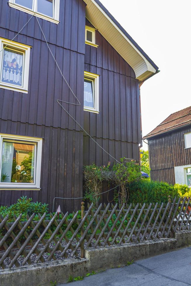 braunlage harz straat met auto's huizen winkels voetgangers bergen duitsland. foto