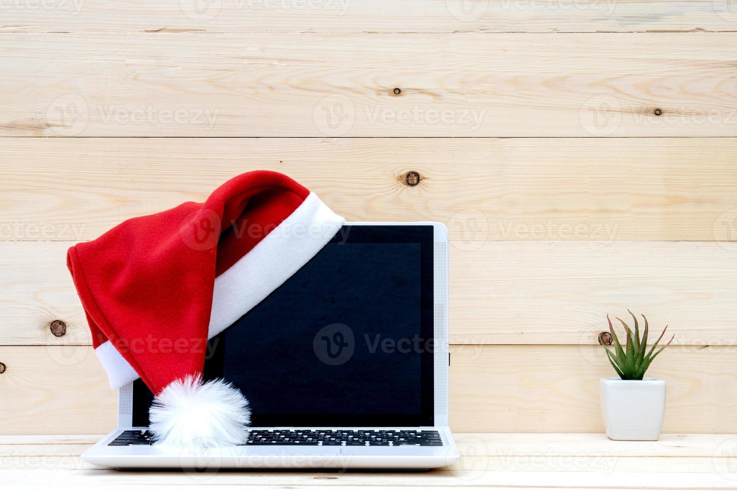 laptop met leeg scherm en kerstmuts foto