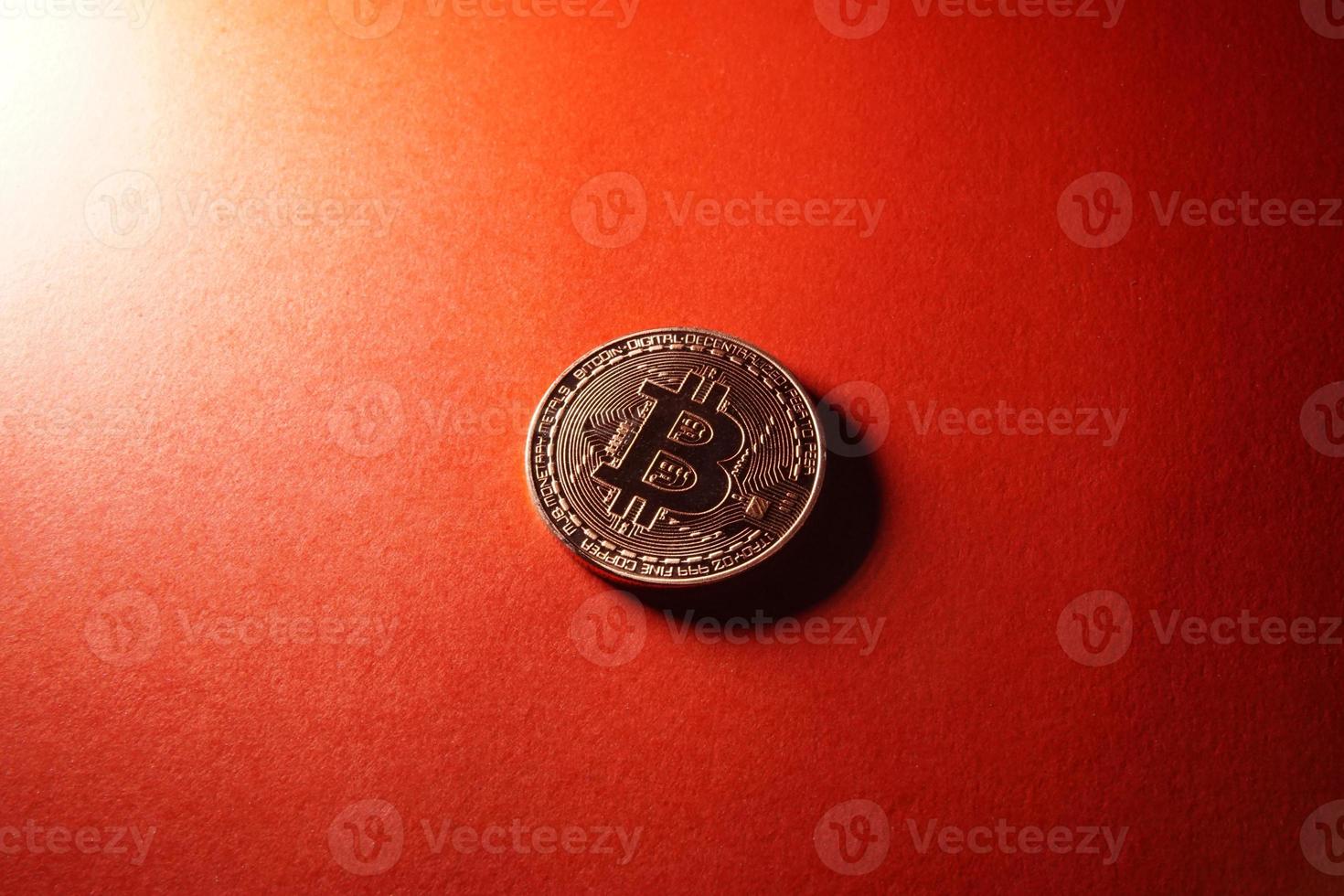 bitcoin crypto valuta geïsoleerd op rode achtergrond. foto