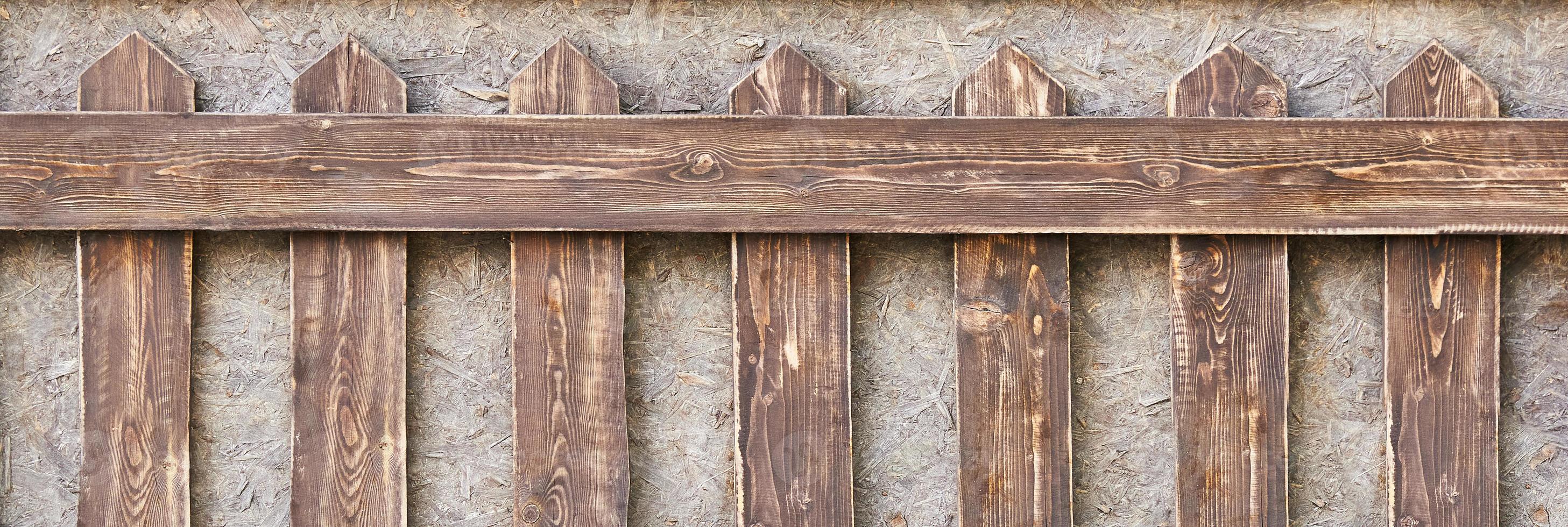 een oud houten hek. bruine houten achtergrond. foto