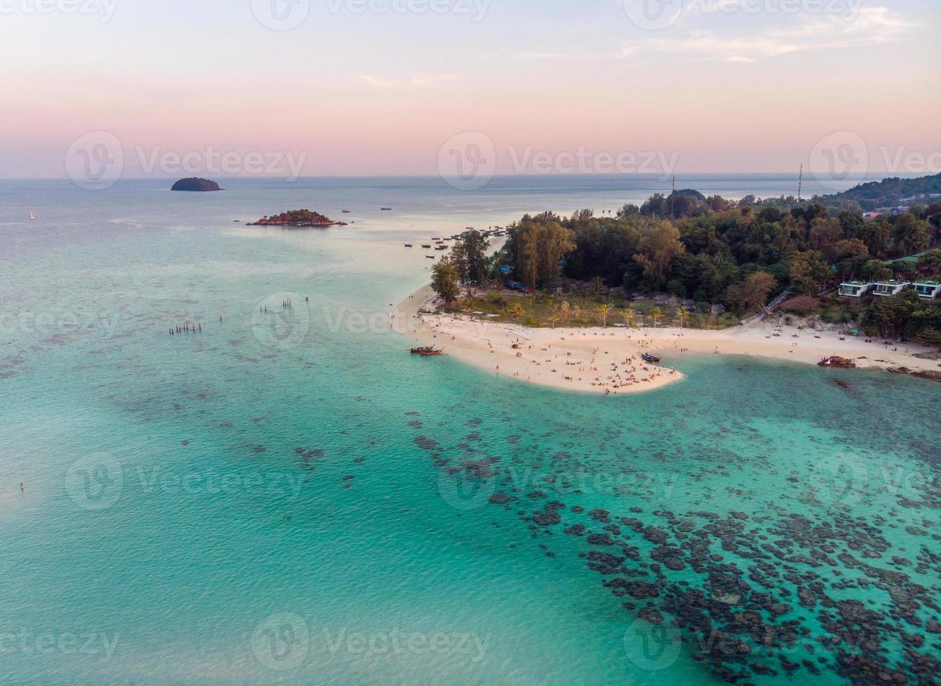 prachtige tropische zee met wit strand en koraalrif op Lipe Island foto