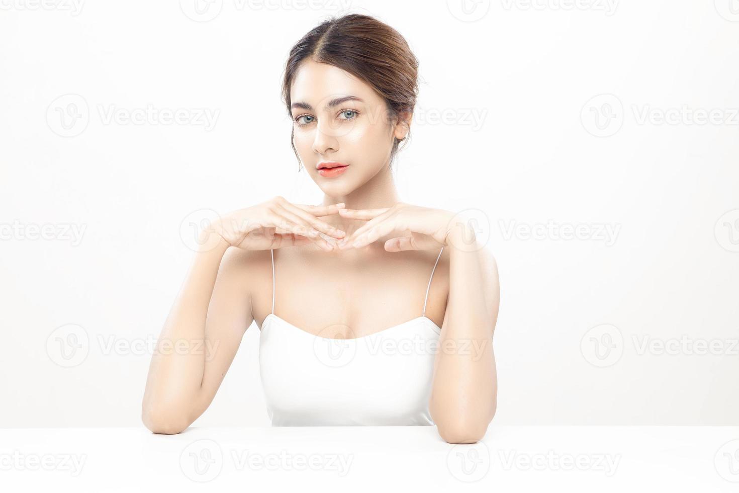 mooie vrouw model met schone frisse huid op witte achtergrond, vrouwelijke portret gezichtsverzorging, plastische chirurgie gezichtsbehandeling, cosmetologie, beauty en spa. foto