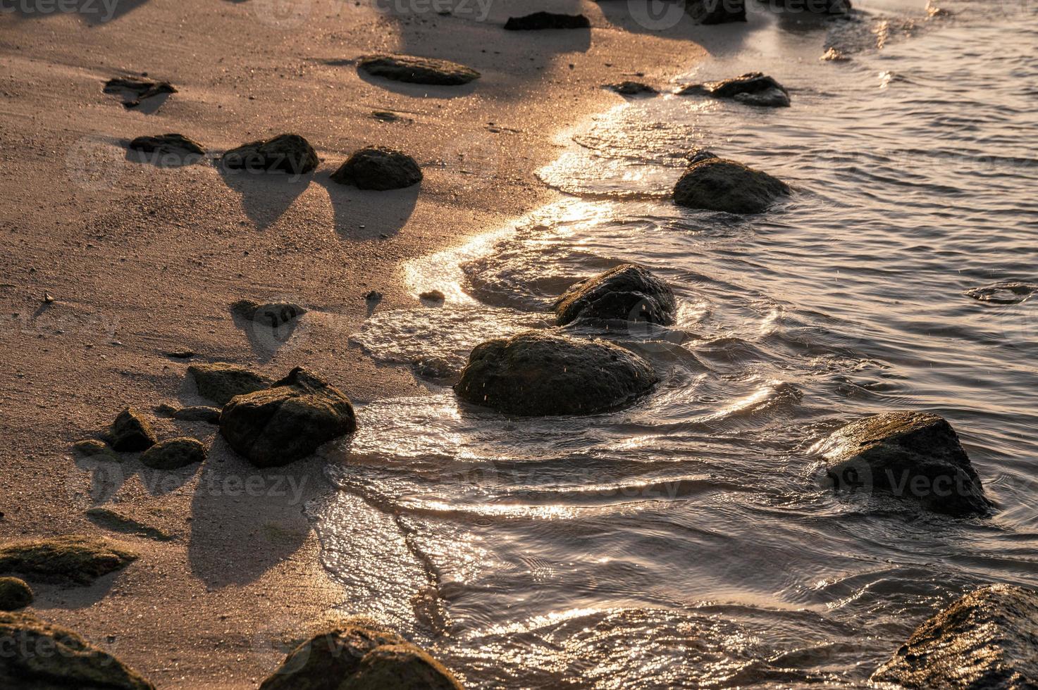 rotsen aan de kust bij zonsondergang foto