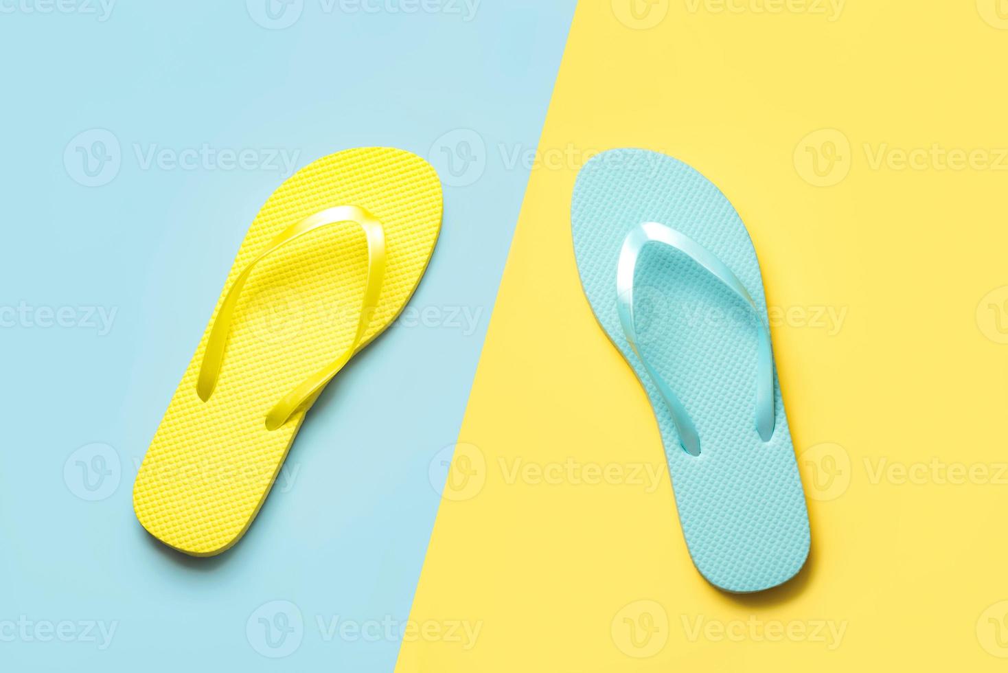 zomervakantie concept.top uitzicht op gekleurde strand slippers foto