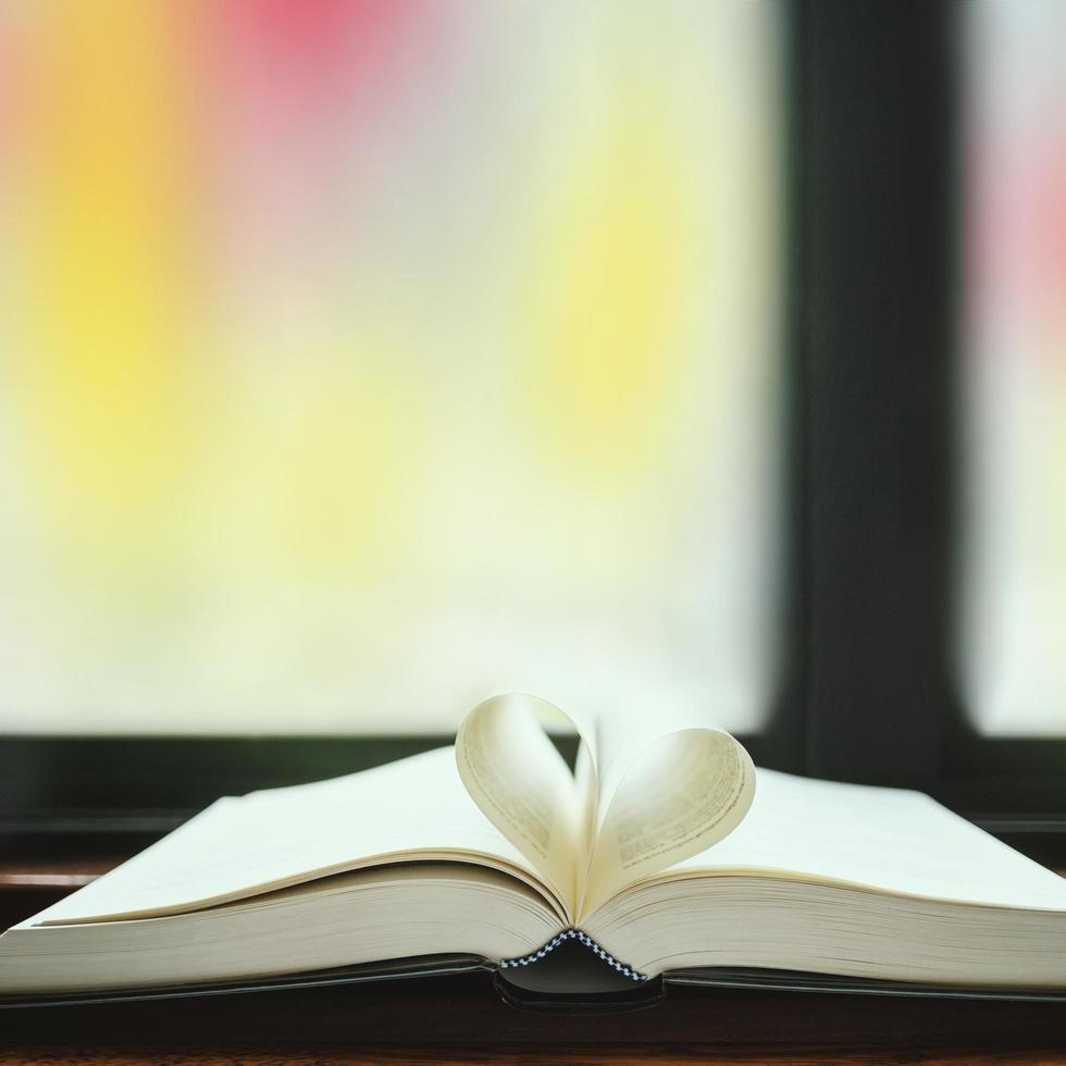 hartvorm papieren boek op tafel in de bibliotheek. foto