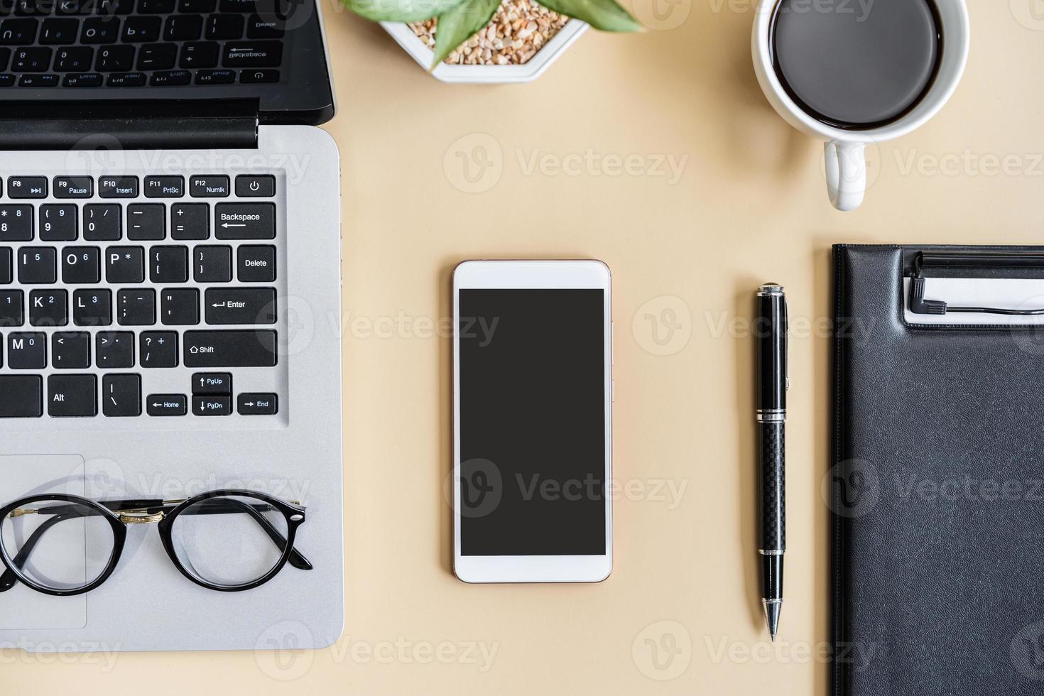 lege scherm smartphone en bestandsmap op zakelijk bureau met kopieerruimte, bovenaanzicht foto