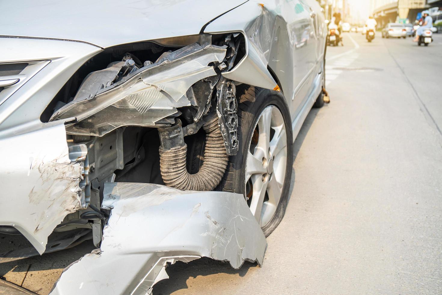 voorkant van auto-ongeluk wordt per ongeluk beschadigd op de weg in de stad, beschadigde auto's foto