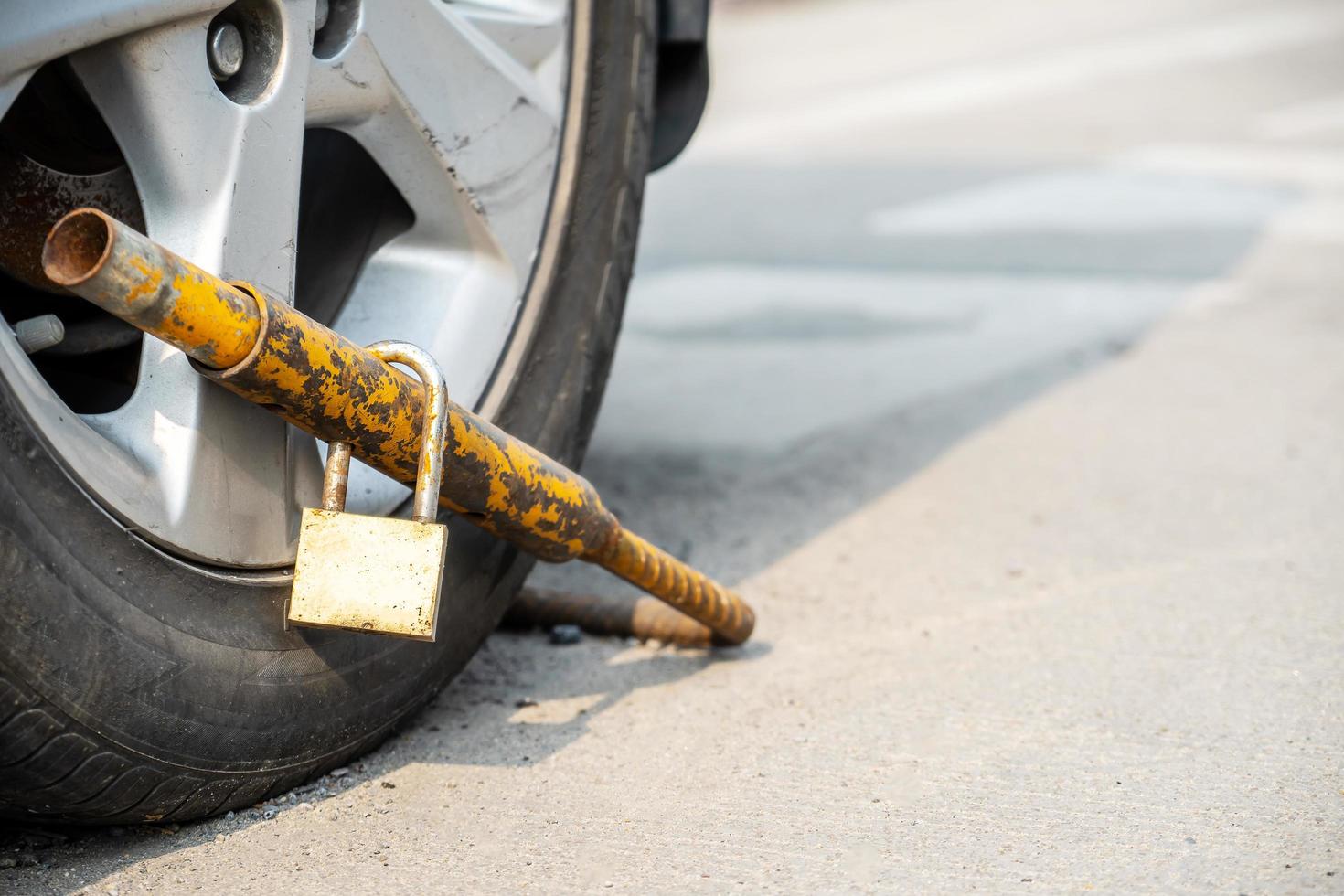 autowiel was vergrendeld door wiel vanwege de verkeerde parkeerplaats foto