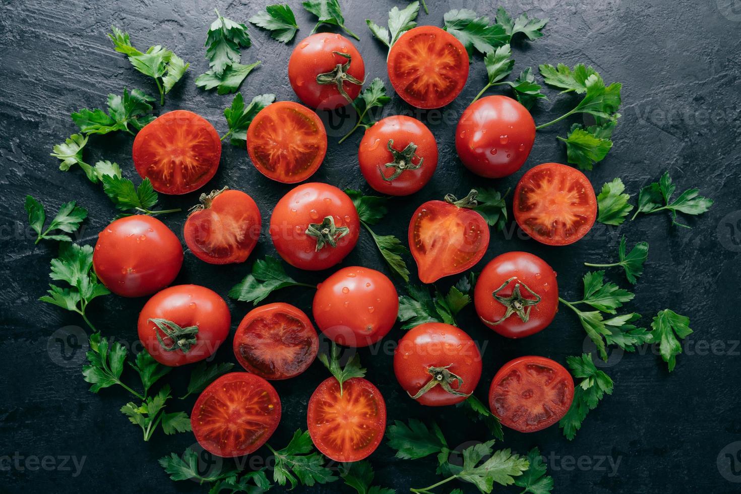 smakelijke halve tomaten voor het maken van groentensalade, groene peterselie rond. verse groenten voor vegetariërs. voedings- en voedingsconcept foto