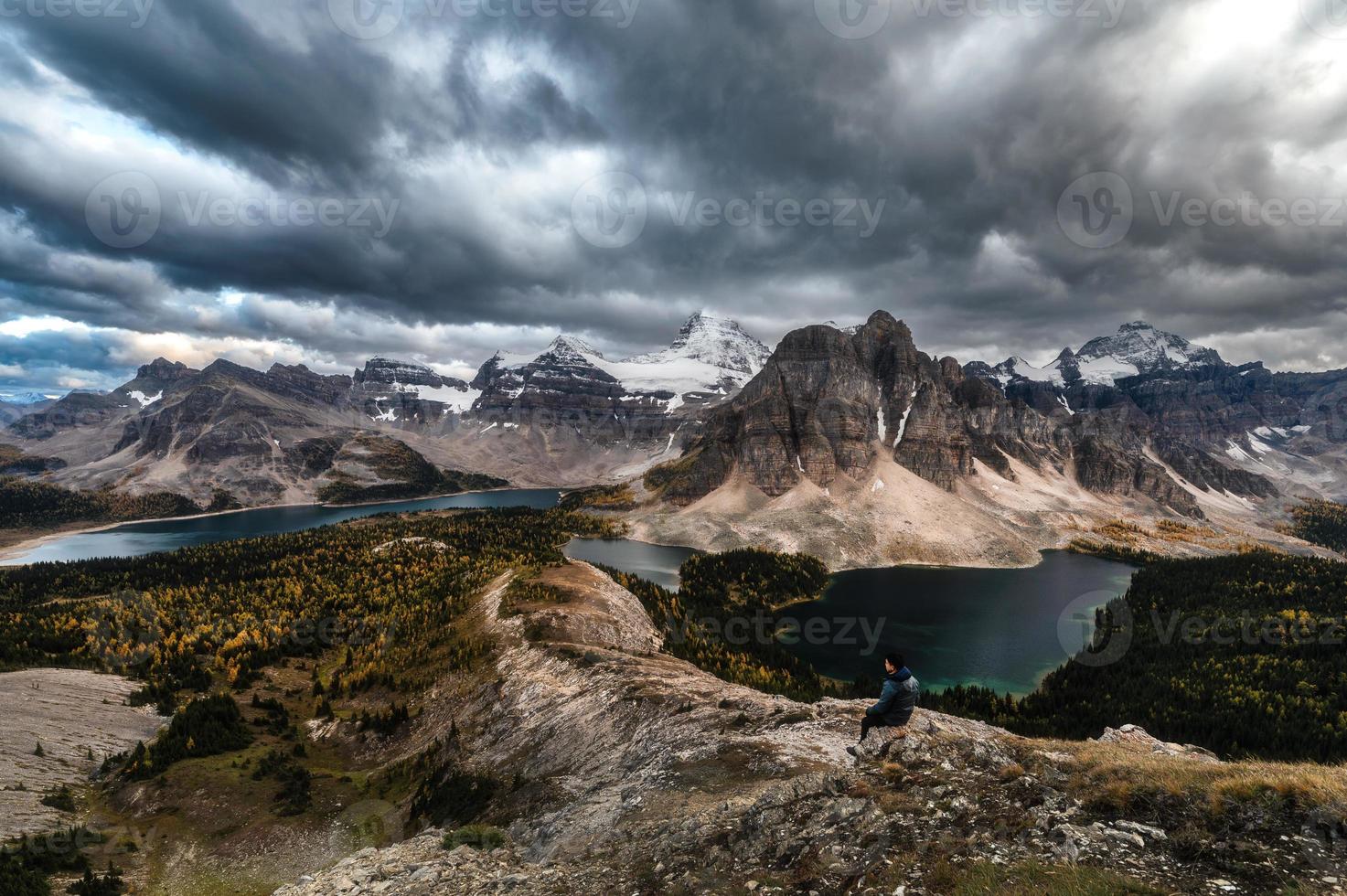 mount assiniboine met dramatische lucht op nublet peak in provinciaal park foto