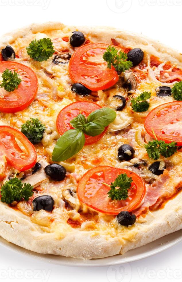pizza op witte achtergrond foto