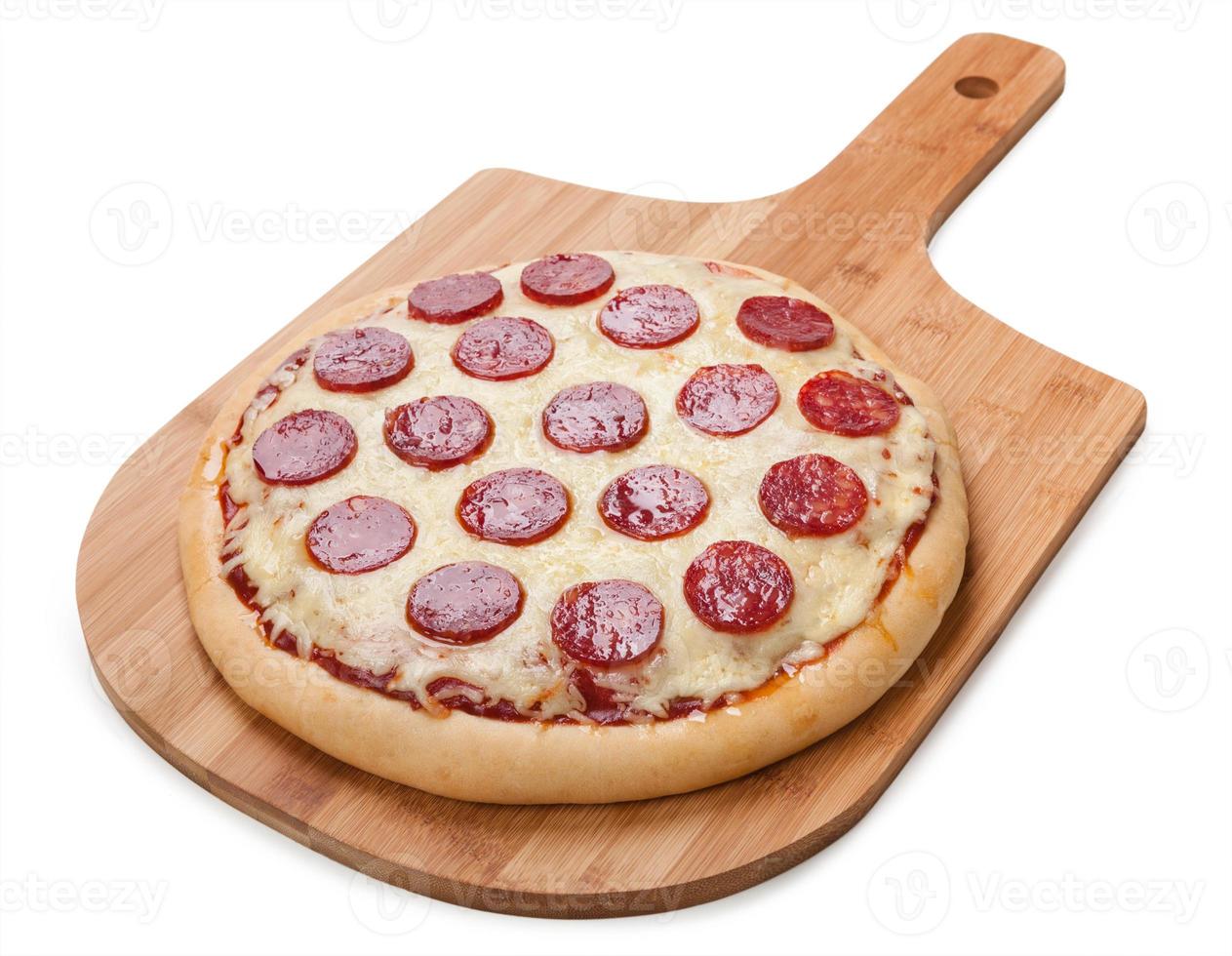 verse smaakvolle pepperoni pizza geïsoleerd op een witte achtergrond foto