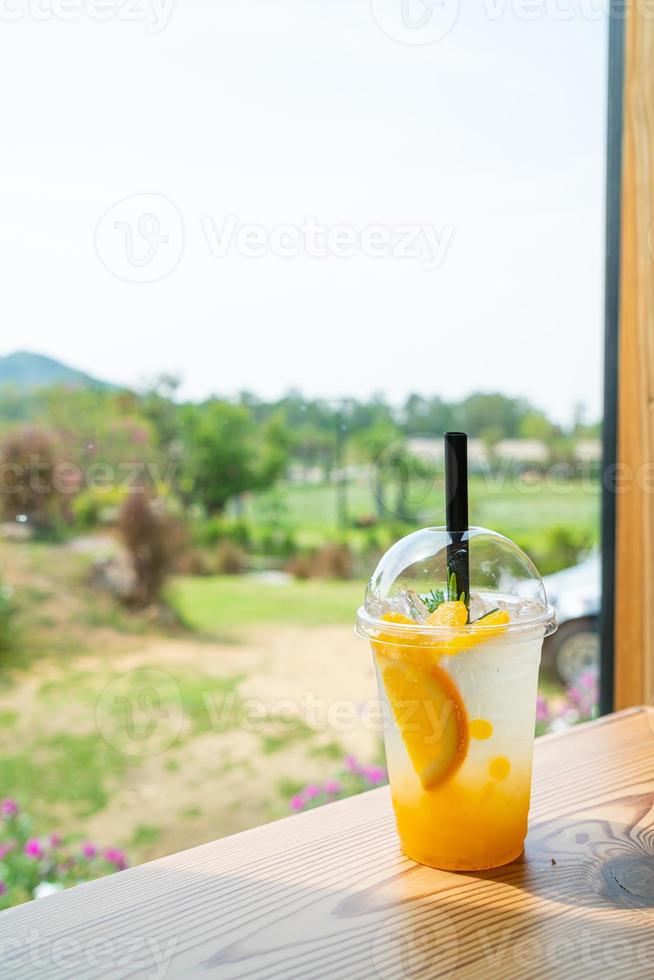 ijskoude frisdrank met yuzu-sinaasappel in glas foto