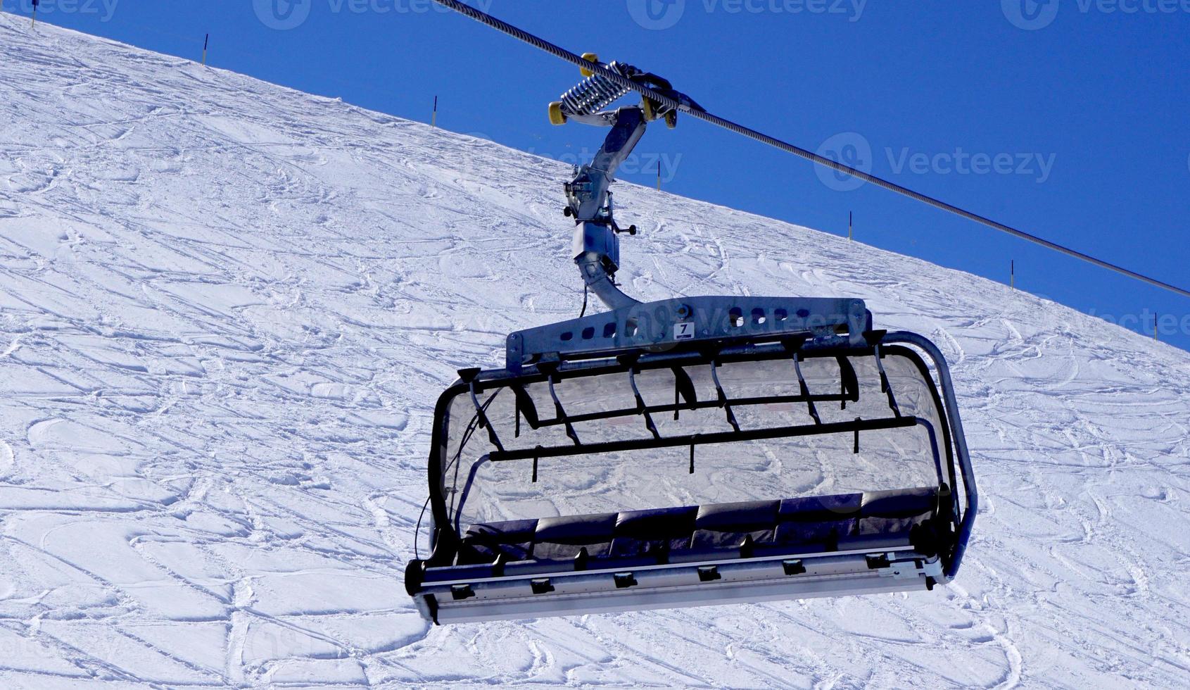 lege ski-kabelbaan close-up op sneeuw bergen titlis foto