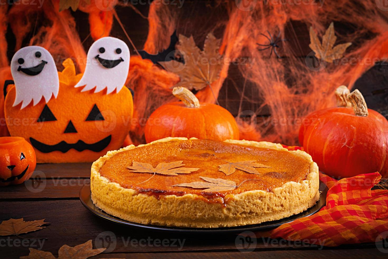heerlijke pompoentaart. zelfgemaakte taart voor Thanksgiving Day of Halloween. herfst concept foto