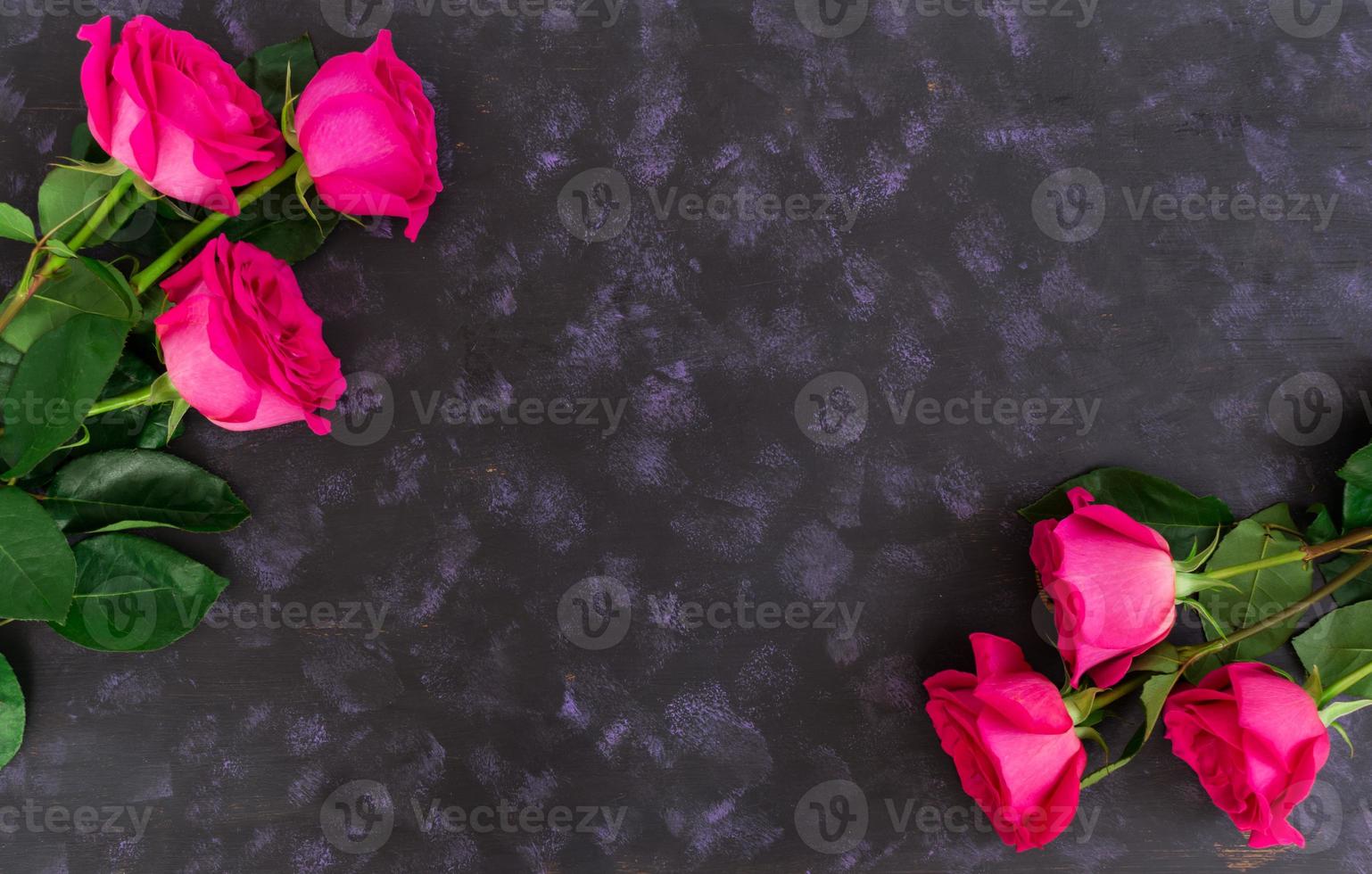 boeket van roze rozen op donkere achtergrond. bovenaanzicht foto