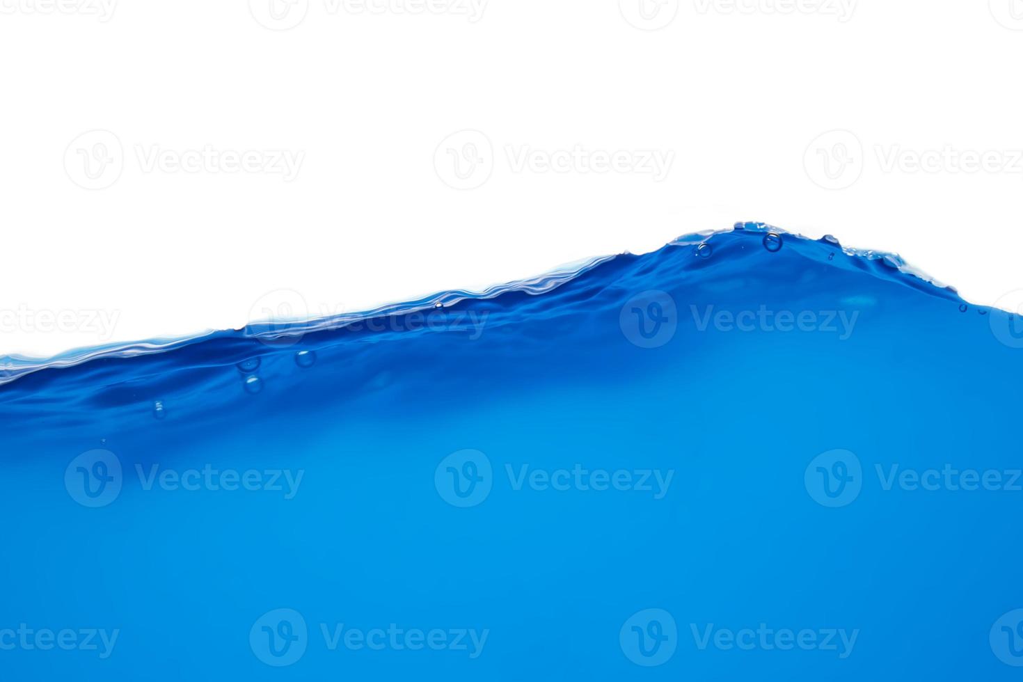 bewegend blauw wateroppervlak en bellen op een witte achtergrond foto