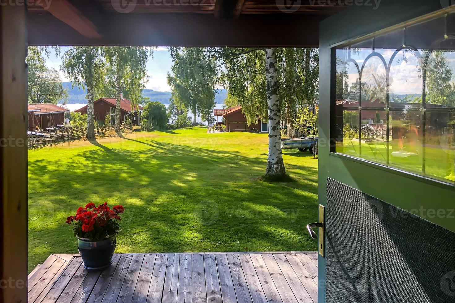 uitzicht op een groene tuin vanuit een typisch oud Zweeds zomerhuis foto