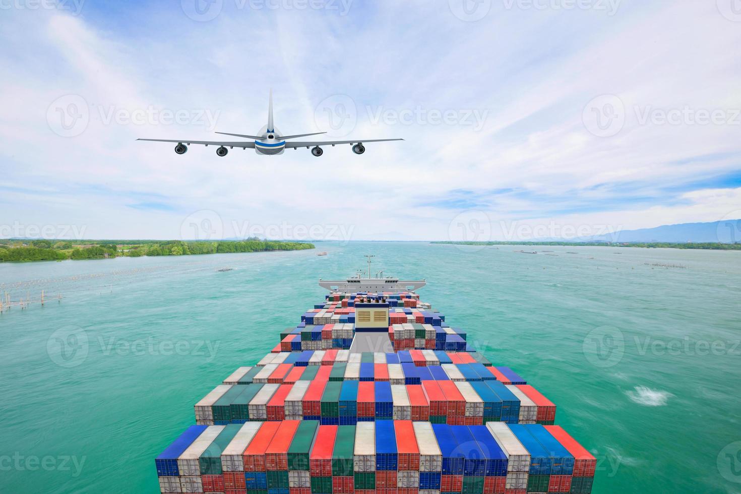 luchtfoto containervrachtschip en commercieel vliegtuig voor transport en logistiek import export concept foto