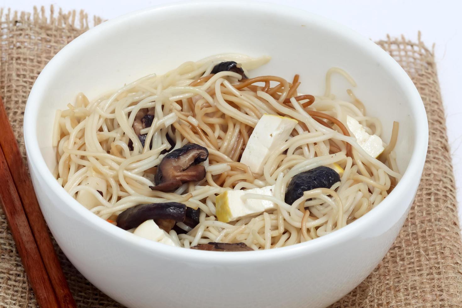 veganistische maaltijd, gebakken noedels met shitake en tofu, close-up. foto