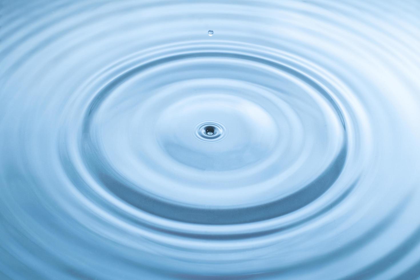 vormen op blauw wateroppervlak, waterdruppels, wateroppervlak, opspattend water foto