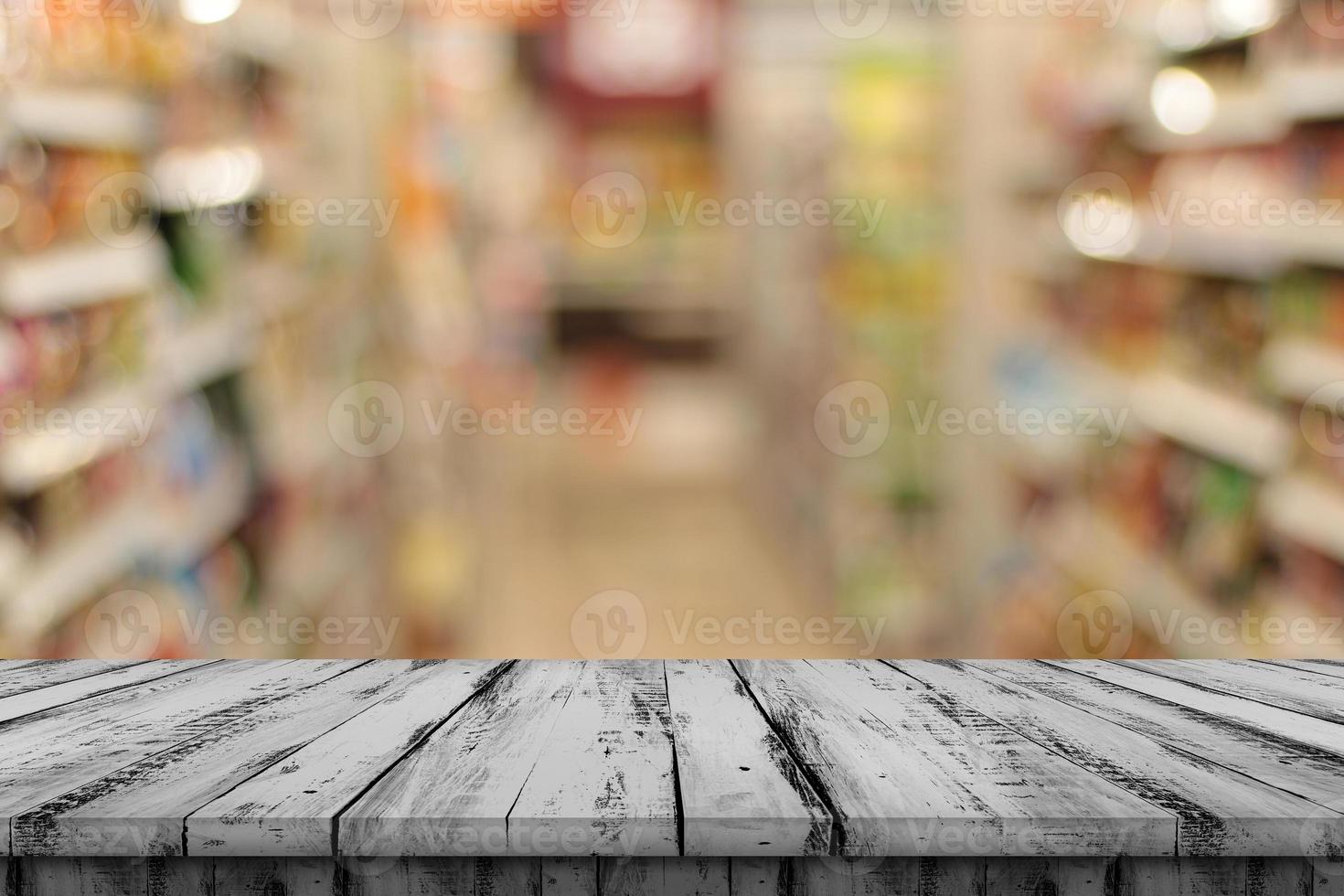 lege grijze houten tafels en planken, onscherpe achtergrond foto