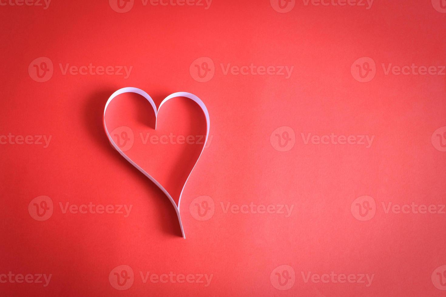 hartpapier op de achtergrond van rood kunstpapier valentijn valentijnsdag valentijnsdag - foto