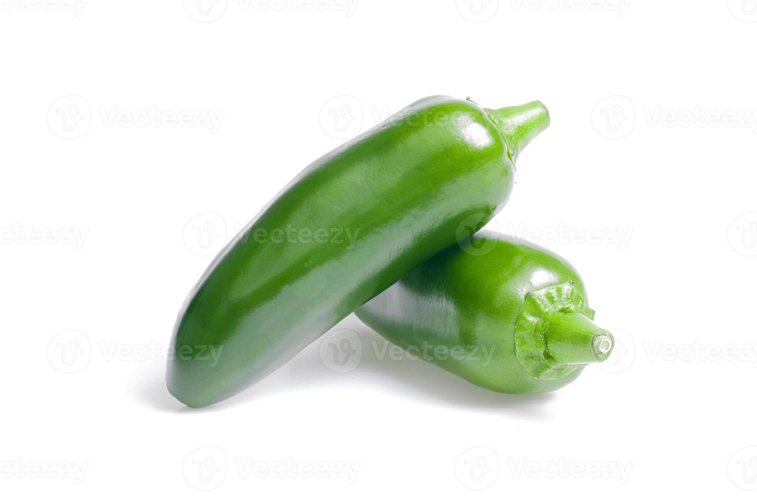 Groene Mexicaanse pepers geïsoleerd op een witte achtergrond, jalapeno peper foto