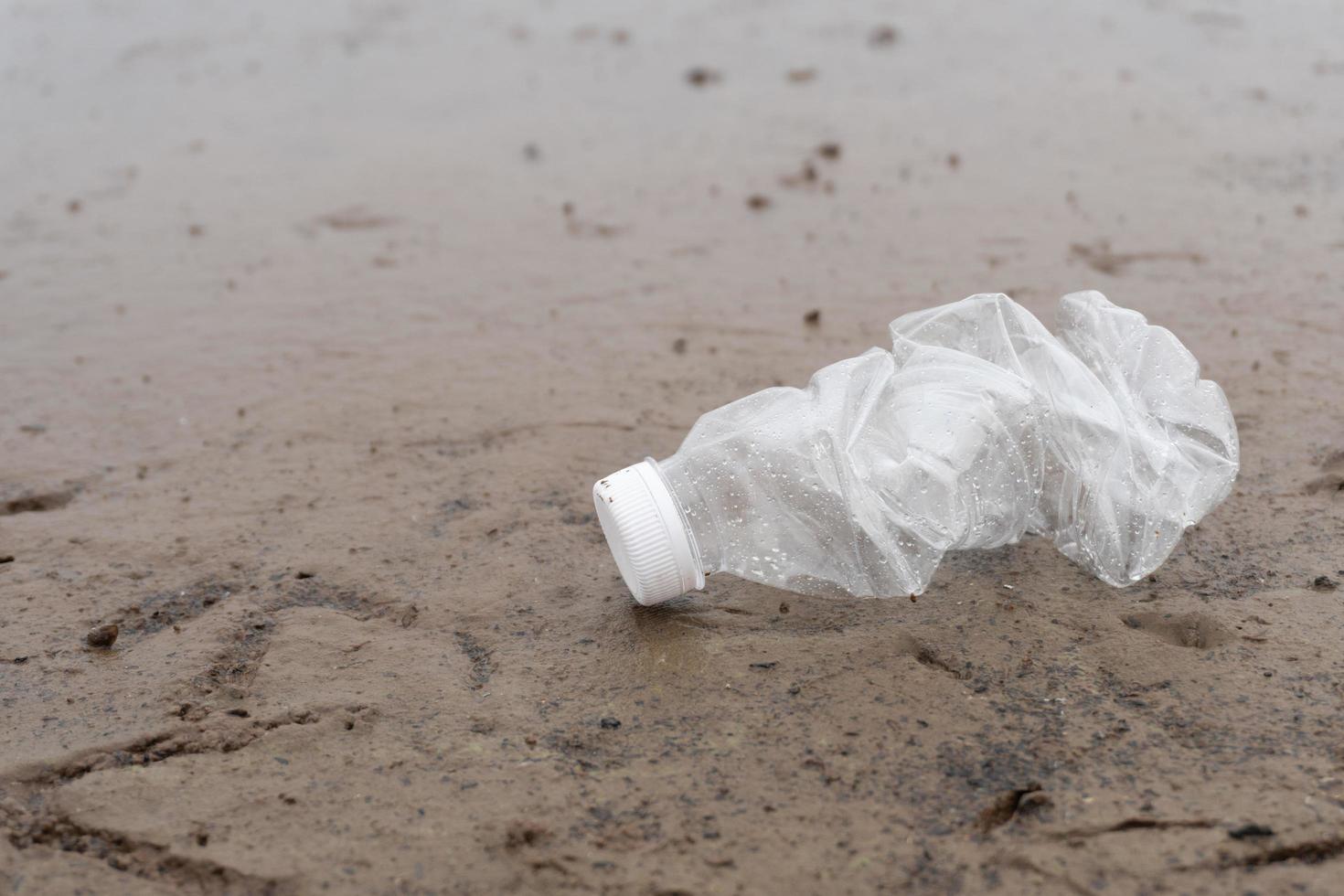 plastic waterflessen vervuiling in het oceaanmilieuconcept foto