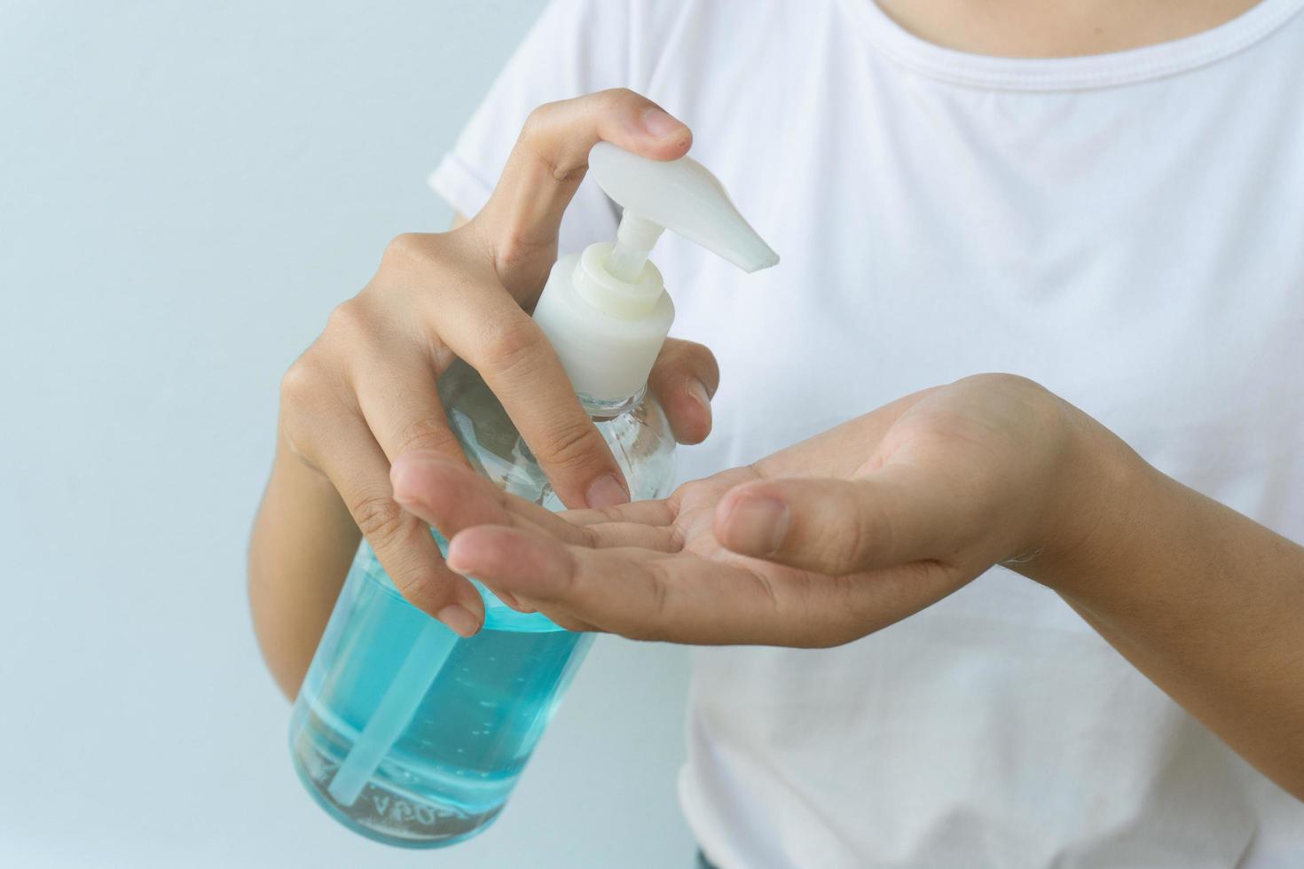 vrouwen handen wassen met alcoholgel. voorkom de verspreiding van ziektekiemen en bacteriën en vermijd infecties corona virus.hygiene concept foto