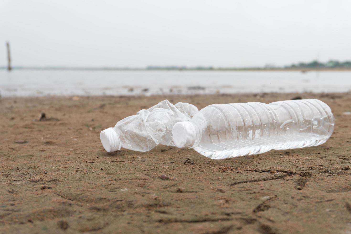 plastic waterflessen vervuiling in het oceaanmilieuconcept foto