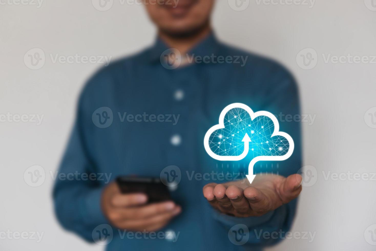 zakenman die een cloudgegevenspictogram met licht en multimediapictogramtoepassingspictogram houdt. gegevens op het netwerk berekenen. verzekering zakelijke computer veiligheidsconcept. foto