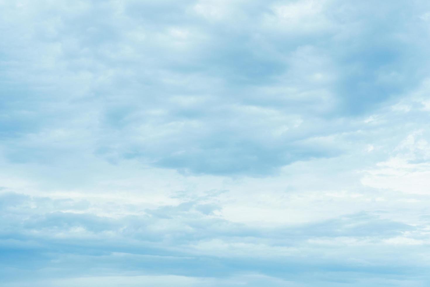 heldere blauwe hemelachtergrond, wolken met achtergrond. foto